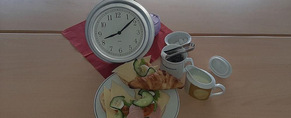 Frühstücksbild Uhr, Kaffee, Milch, Zucker, Blume